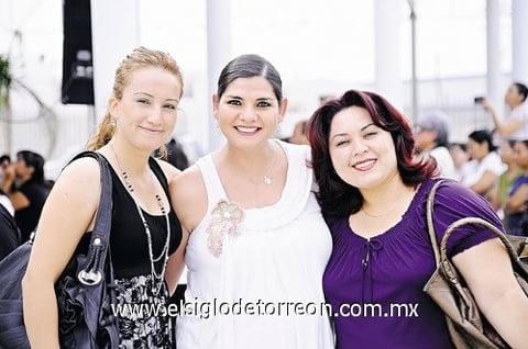 16052011  Acosta, Marcela Villanueva y Érika Medina.
