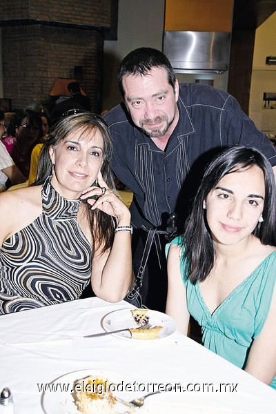 16052011  Santoyo, Vero Díaz y Andrea Arellano.