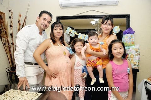 16052011  lució acompañada de su esposo Miguel Ángel Sánchez Melero, Mirna Sánchez y las pequeñas Fanny, Pamela y Angye.