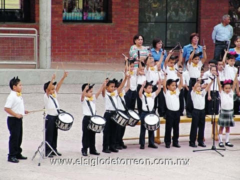 16052011  artistas fueron aplaudidos por sus mamás en el bello espectáculo ofrecido.