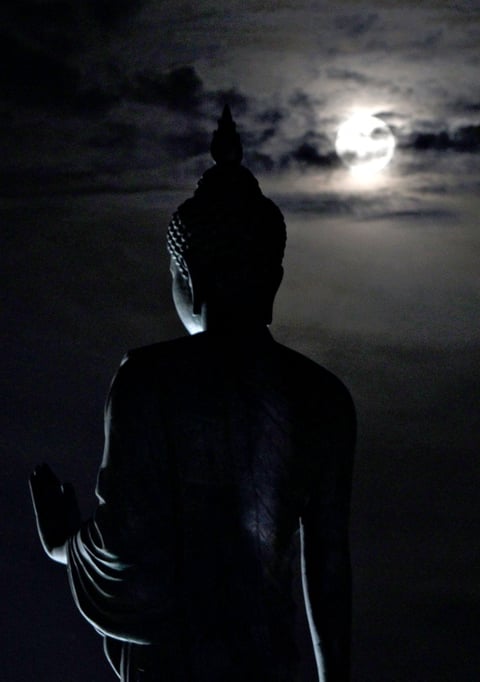 Los fieles esperan al día de luna llena del sexto mes lunar del calendario indio, Vesak, para celebrar esta festividad, que conmemora a la vez tres acontecimientos; el nacimiento, la iluminación, y la muerte o 'paso al parinirvana' (hace 2,555 años), del príncipe Siddartha Gautama, más conocido como Buda.