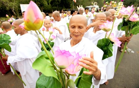 Aunque sin participación del dalái lama ni sus seguidores -que se guían por otro calendario-, los budistas indios rodearon de flores, velas, y banderolas las estatuas de Buda erigidas en el lugar, y hubo templos que organizaron actos, oraciones y bendiciones.
