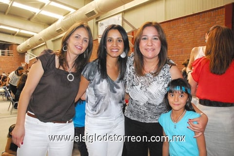 17052011  O'neill, Claudia Magaña, Laura Félix y la pequeña Romina Cepeda.