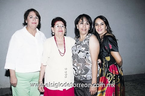 18052011  Elena Samaniego acompañada de sus hijas Claudia, Doris y Fabiola.