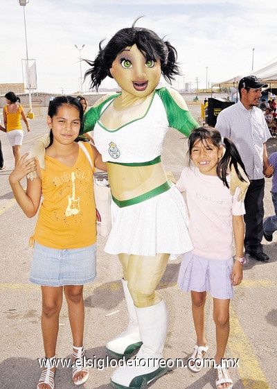 20052011 y Mariana con 'La Guerrerita'.