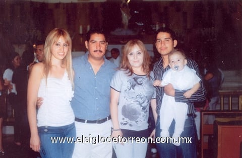 20052011 Antonio Ramos Aguilar recibió el Sacramento del Bautismo, acompañado por sus papás Adriana P. Aguilar Contreras y Cristian A. Ramos Méndez y sus padrinos Rosaura García Varela y Jesús Medina Andrade.