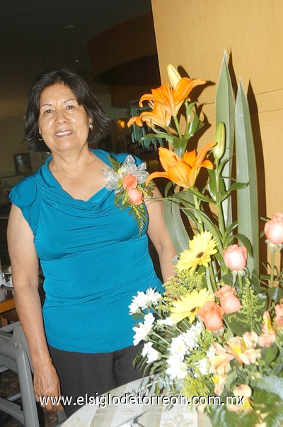 22052011  lució Florencia Meléndez Hernández en su festejo que le fue organizado con motivo de su jubilación.