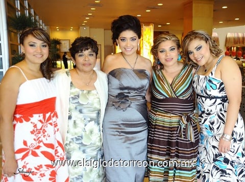 22052011  Martínez Calzada acompañada de su mamá Sra. Conchis Calzada de Martínez, Myrna y Cristy Martínez Calzada sus hermanas y su futura cuñada Sandra Zapata quienes fungieron como organizadoras del festejo.