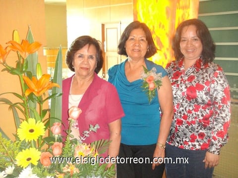 22052011  Meléndez Hernández acompañada de sus anfitrionas Benita Rayos Carrillo y Gloria Angélica Meza Rivera.
