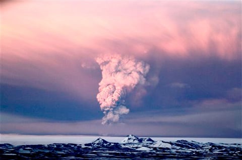 El geofísico de la Universidad de Islandia Magnus Tumi Gudmundsson dijo que la erupción del Grimsvotn fue 'mucho mayor e intensa que la del (volcán) Eyjafjallajokull'.