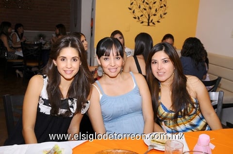 22052011  Herrera, Esteysi Anaya y Éricka Guerra.