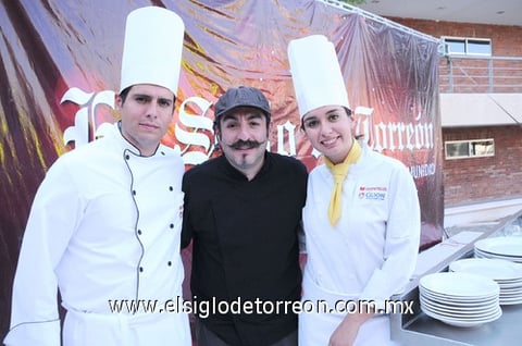 22052011 y Cecy junto a Aquiles Chávez.
