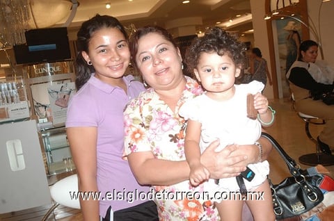 22052011  Zamora, Yadira Flores y Daría Rentería.