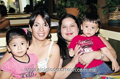 22052011  Martínez, Nathaly Hernández, Jaireth Hernández y Fernandito Martínez.