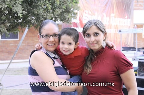 22052011 Chávez y la rectora de la UVM, Martha Silvia Argüelles Molina.