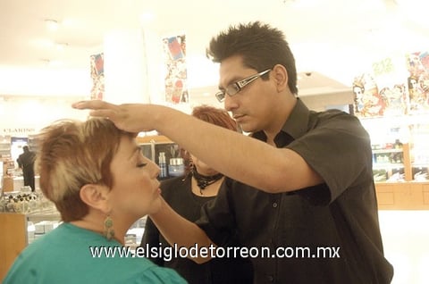 22052011 al momento de ser maquillada por David Ramos.