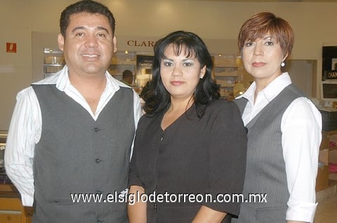 22052011 Félix, maquillista internacional al momento de brindar atención a Nadia Fernández Pacheco, una de las clientas de Liverpool.