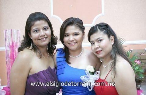 22052011 Chávez Rangel muy contenta a lado de sus hermanas Alixon Edith Chávez Rangel y Lizbeth Chávez Rangel.