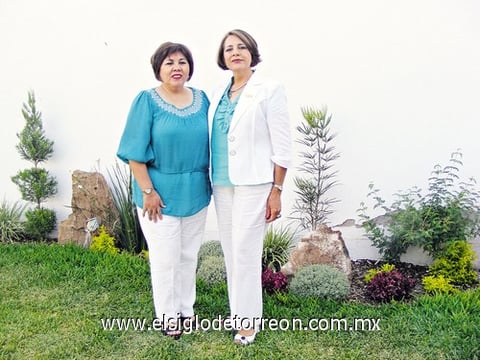 22052011  entrante, María de Jesús P. de Adame y presidenta saliente, María Eugenia R. de Gutiérrez.