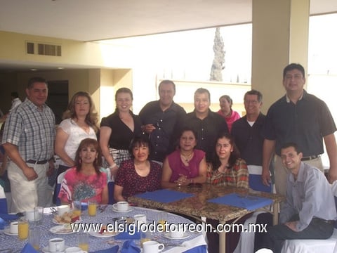 23052011  lució el desayuno en honor de los maestros.