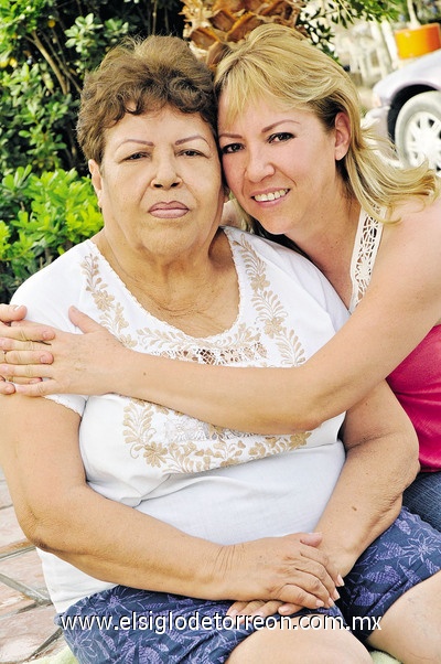 23052011  Reyes de López el día de su cumpleaños junto a su mamá Herminia Ramos Vda. de Reyes.