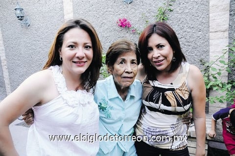 23052011 C. de García en compañía de su hija Linda García y su nieta Lizeth Morales, festejaron juntas el Día de la Madre.