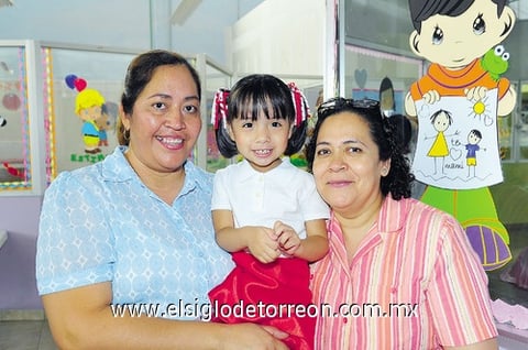 24052011  Natalia Muñiz acompañada de Cecilia y Luz María.