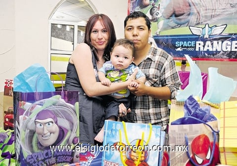 25052011 Fernández Cordero fue festejado por sus papás al cumplir un año de vida.