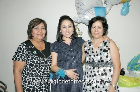 25052011  González Delgado fue festejada por Araceli Delgado Salazar y Ana María Sánchez.