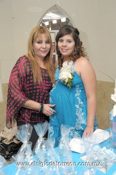 25052011 Garza de Ramírez disfrutó de su fiesta de canastilla junto a su mamá Norma Ortiz.