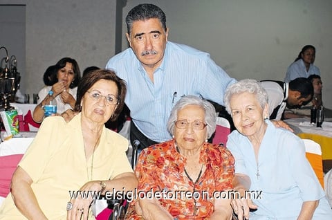 25052011  Casillas de Máynez, junto a sus hijos José, Carmen y Elsa Máynez.