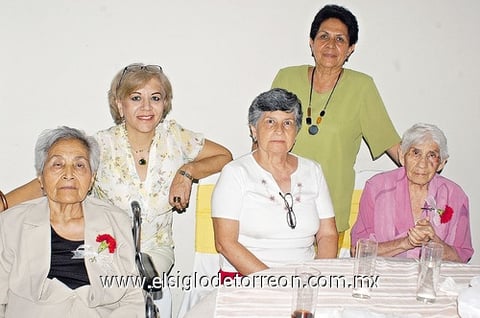 25052011  Márquez y Sra. Hermina Gurrola con familiares.