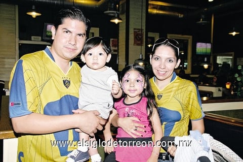 27052011 Rodríguez e Ivonne Herrera con los pequeños Sebastián y Romina Rodríguez.