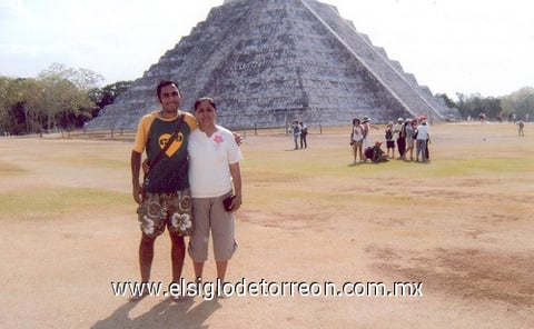 27052011 García Segobia y su mamá Ana María Segobia en Chichen Itza.