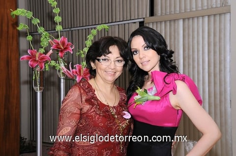 29052011  Acosta acompañada de Altagracia de Acosta.