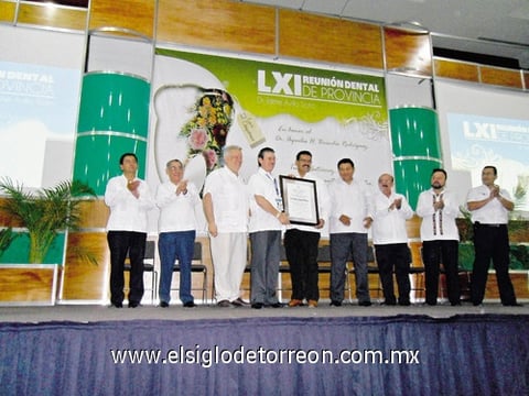 29052011  de la Asociación Dental Mexicana, durante el momento en que el Dr. Campos recibe reconocimiento.