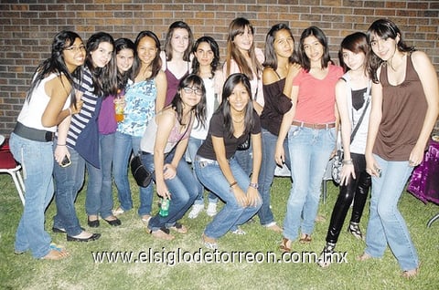 29052011  Carrillo acompañada de sus amistades el día que celebró su cumpleaños.