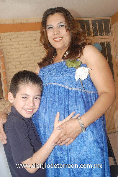 29052011  Sánchez Cortez en su fiesta de regalos para bebé junto a su hijo Fernando Abraham González Sánchez, donde fue acompañada por numerosas familiares y amistades.
