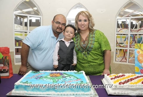 30052011  Ramos Vélez fue festejado al cumplir tres años por sus papás Miguel Ángel Ramos Medina y Liliana Vélez Cárdenas.