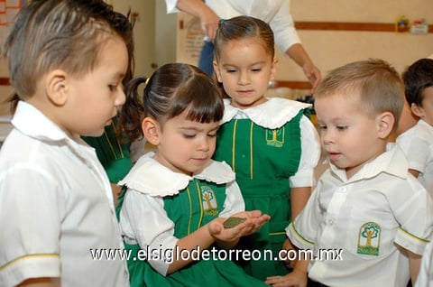 30052011 Garza y Panchín González con 'Bartola', su mascota.