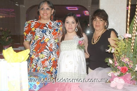 31052011  Sánchez Cortez en su fiesta de regalos para bebé junto a María Teresa Reyes de Alvarado.