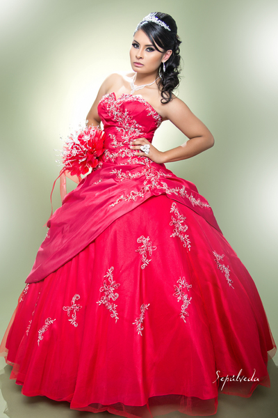 27062011 Srita. Arabela Muñoz Lozano celebró sus XV años con una misa de acción de gracias el 17 de junio de 2011, en la parroquia de Nuestra Señora de la Encarnación. La acompañaron su mamá Lic. María Arabela Muñoz Lozano y su hermano Óscar Alejandro Ávila Muñoz.- Estudio Sepúlveda