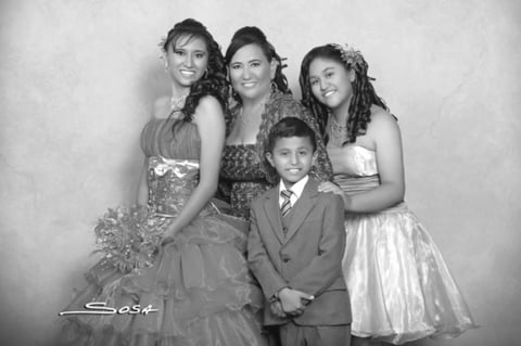25072011 Guadalupe Ibarra Estrada acompañada de su mamá Sra. María Rosa Estrada Trujillo y sus hermanos Rita Judith y Alfonso Arturo Ibarra Estrada.- Estudio R. Sosa