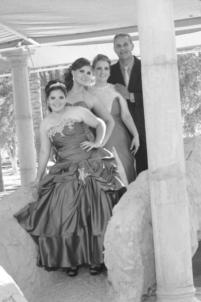 25072011 Dipp Martín el día de su festejo acompañada por sus padres Sr. Fernando Dipp Martínez y Sra. Verónica Martín de Dipp; y su hermana Krishna Dipp Martín.
