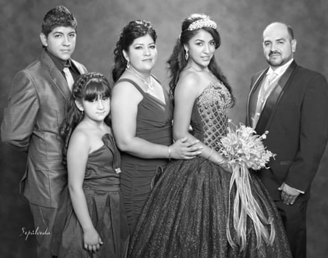 29082011 sus XV años Verónica Elizabeth Parra Rodríguez, la acompañan sus padres, Sres. Ricardo Parra Flores y María Elena Rodríguez de Parra, sus hermanos, Édgar Ricardo y María Elena Parra Rodríguez.- Estudio Sepúlveda