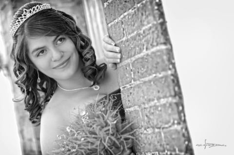 04092011  Suzzane Centeno Alvarado en una fotografía de estudio con motivo de sus XV años.- Maqueda Fotografía