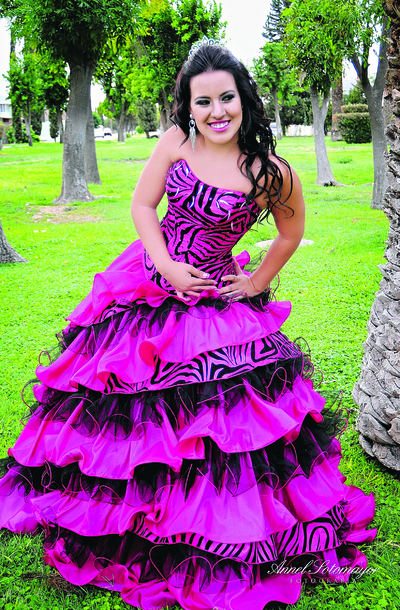 18092011  Elizabeth Villalobos Muñoz celebró sus XV años el día tres de septiembre de 2011. La acompañaron sus padres Sr. Felipe Muñoz Rodríguez y Sra. Ángela Rodríguez de Muñoz.- Annel Sotomayor Fotografía