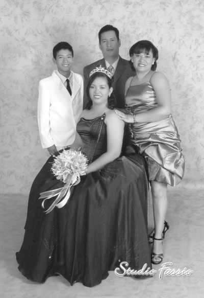 02102011  Elizabeth Rodríguez Martínez acompañada de su hermano Juan Carlos Rodríguez y sus padres señores Juan Clemente Rodríguez Pacheco y Flor Mariza Martínez Solís captados en fotografía de estudio.- Studio Fassio