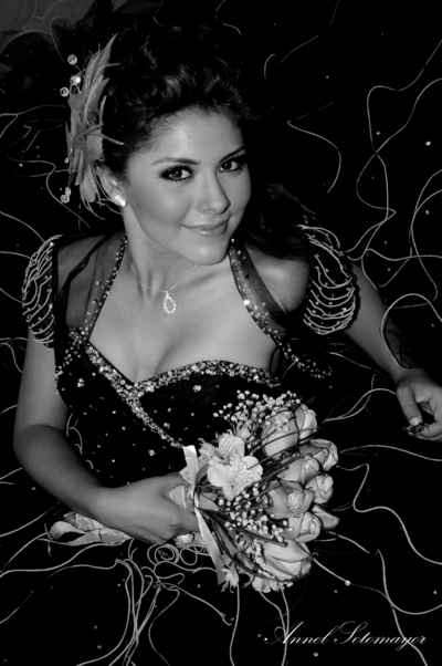 15102011  Amaranta del Rocío Márquez Treviño, el día de su fiesta de XV años.- Annel Sotomayor Fotografía