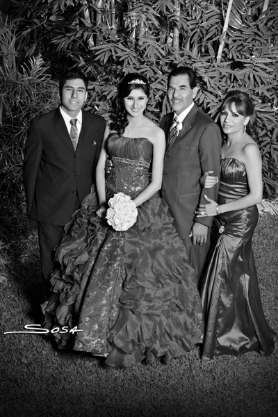 13112011  Leal Contreras en una foto de estudio con motivo de sus XV años, acompañada por sus papásl Lic. Manuel de Jesús Leal Martínez y Lic. Angélica Contreras de Leal; y su hermano Ángel Manuel Leal Contreras.- Studio Sosa